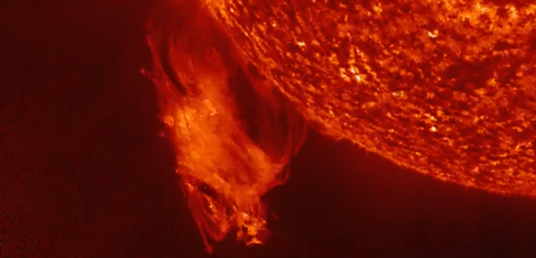 Эффектное разрушение гигантского протуберанца на Солнце засняли на видео